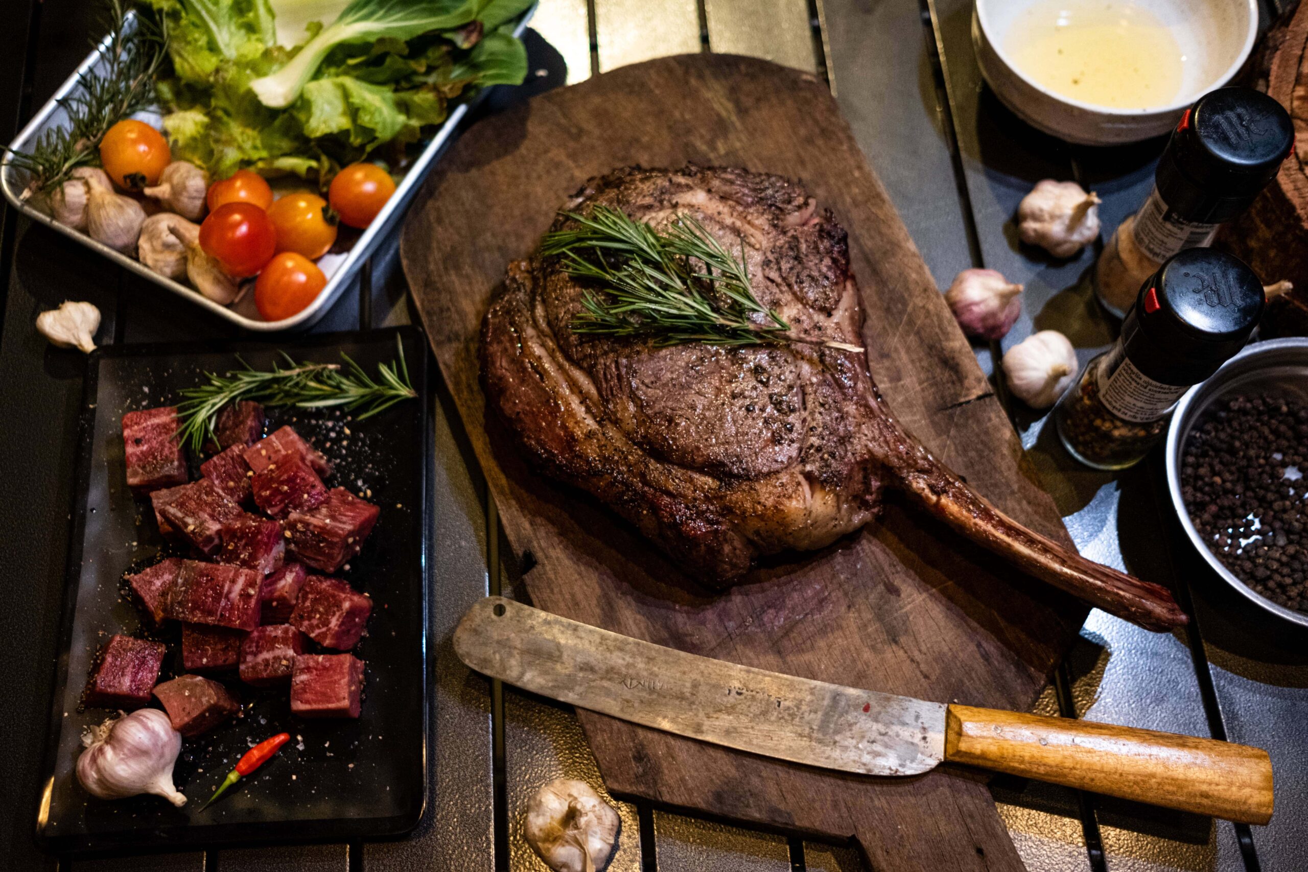 Vorbereitung eines Tomahawk Steaks mit Kräutern und Gewürzen – Live BBQ und Grillkurse von Cowdys in Mainz