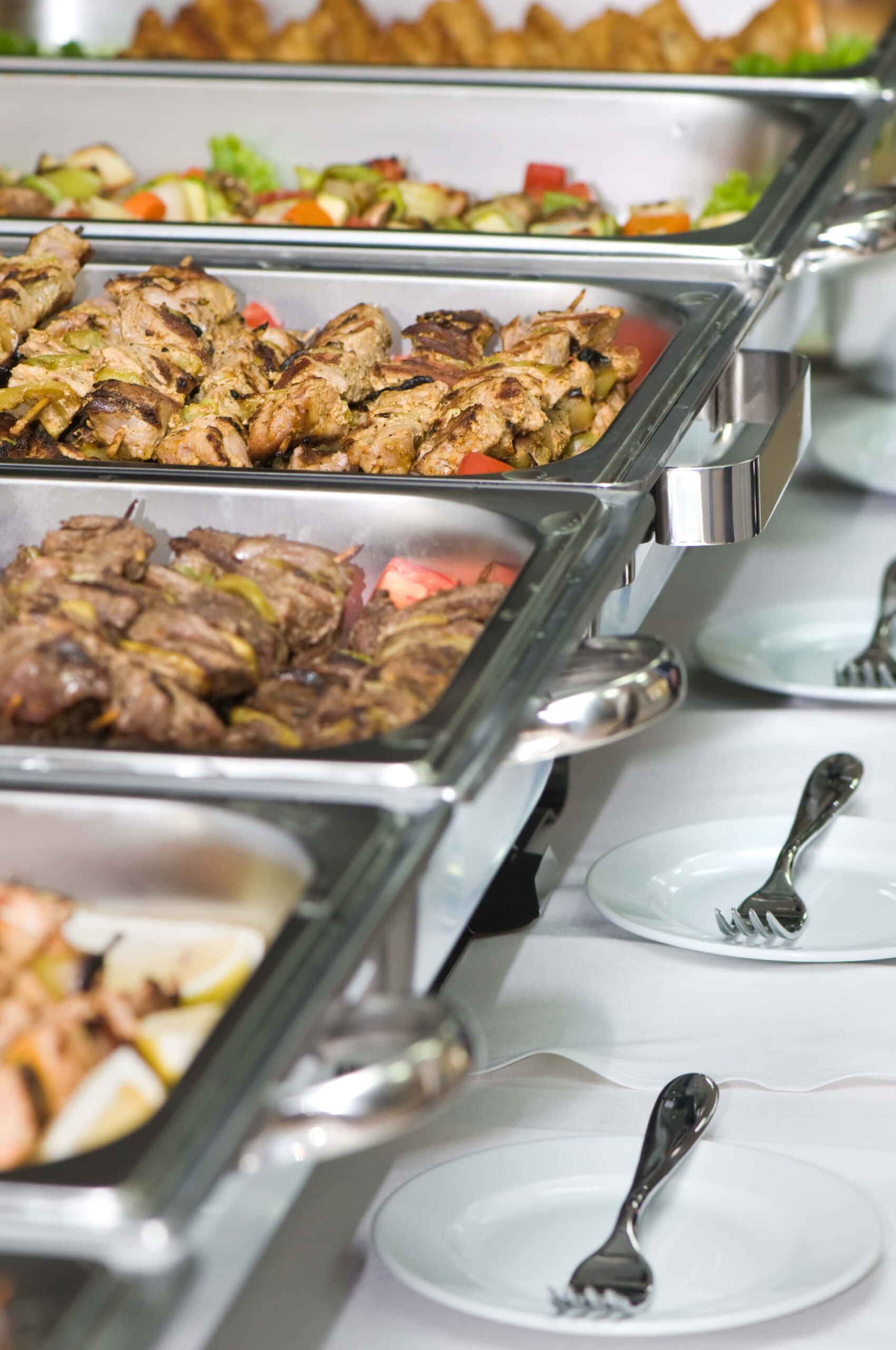 BBQ Catering Buffet mit Fleisch und Gemüse in GN-Behältern bei Event in Mainz