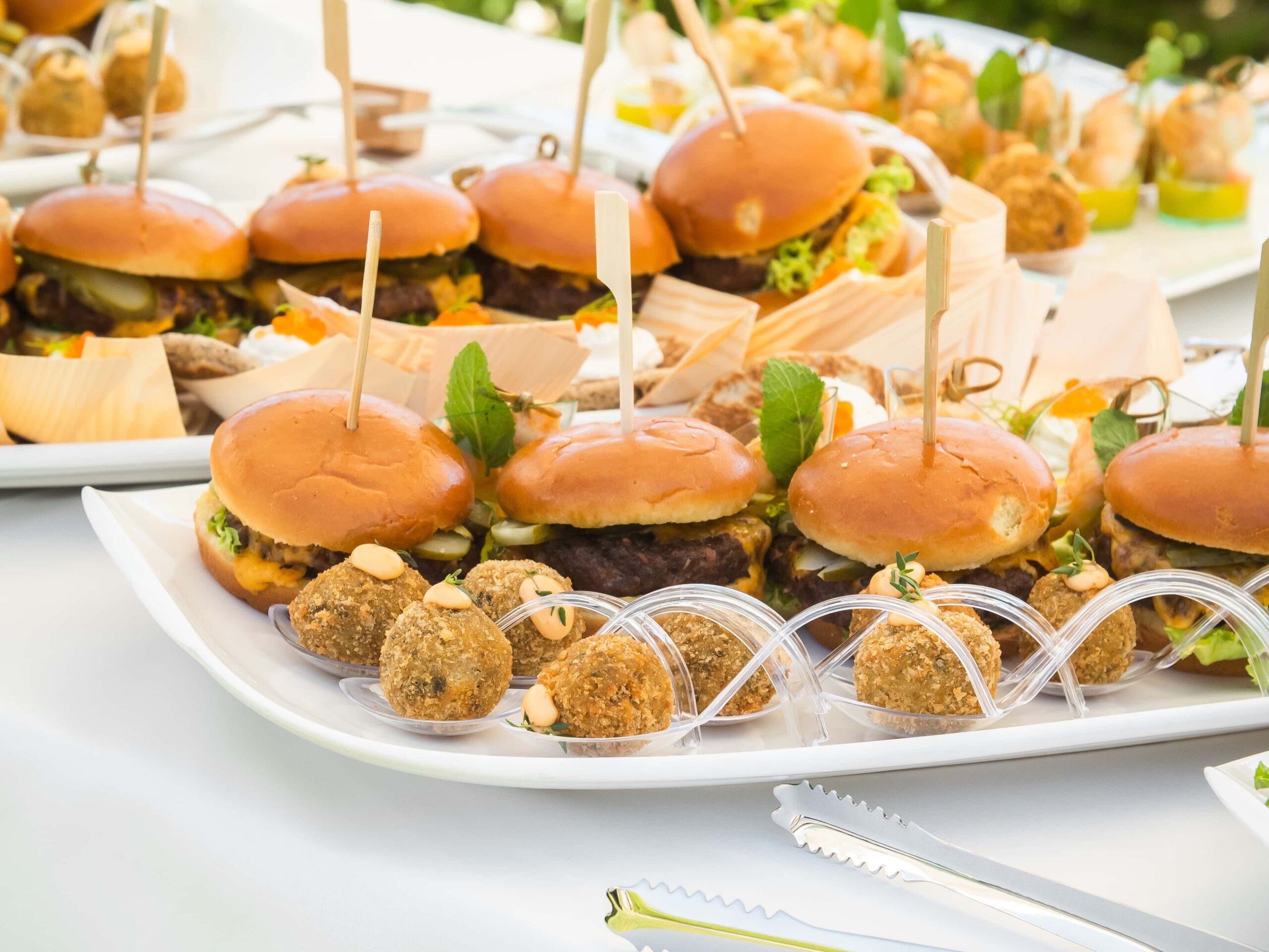 Mini Burger und Fingerfood beim BBQ Catering Event in Mainz