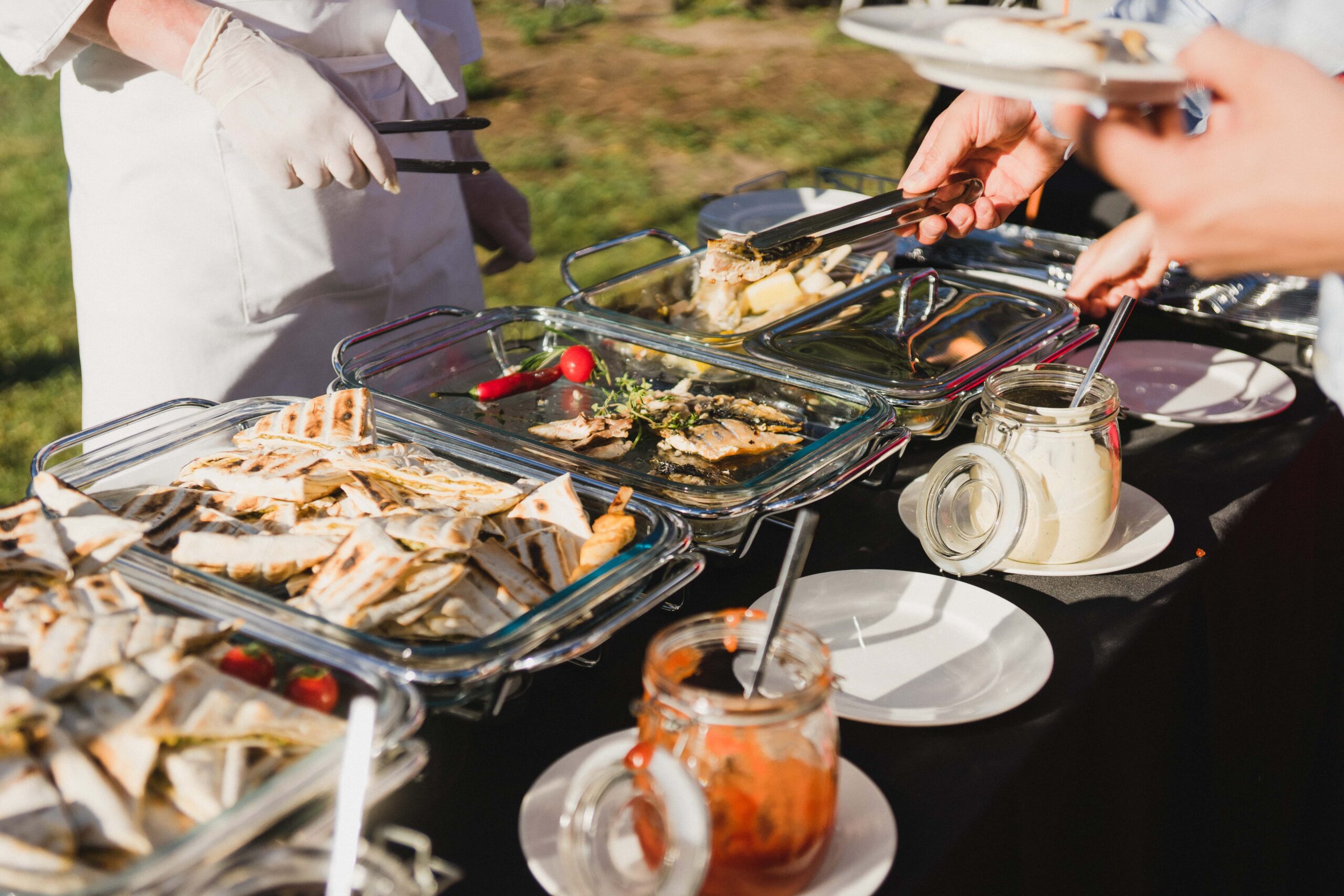 Catering Buffet im Freien mit Grillgerichten und Beilagen in Mainz