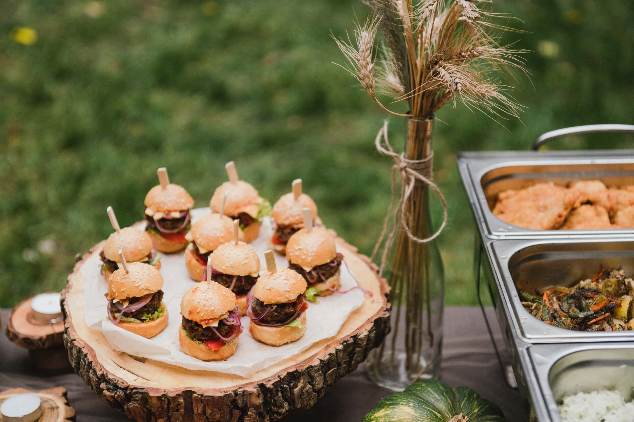 Mini Burger auf Holzplatte bei BBQ Event Catering in Mainz
