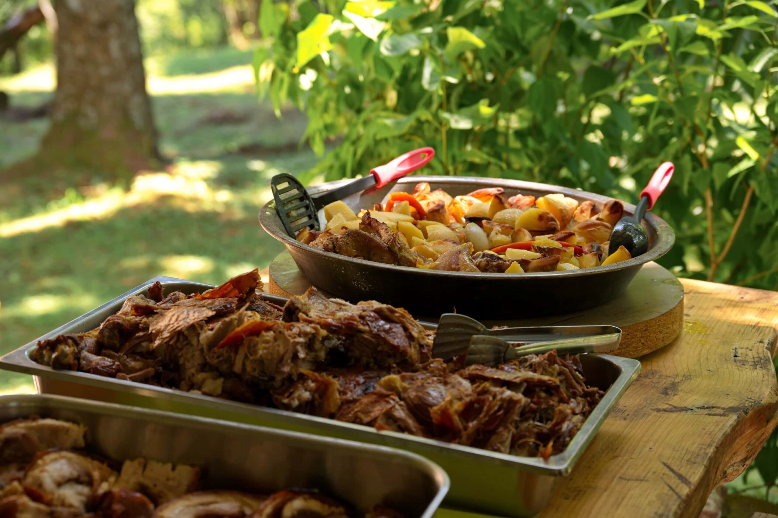 BBQ Fleisch und Beilagen frisch zubereitet beim Catering in Mainz