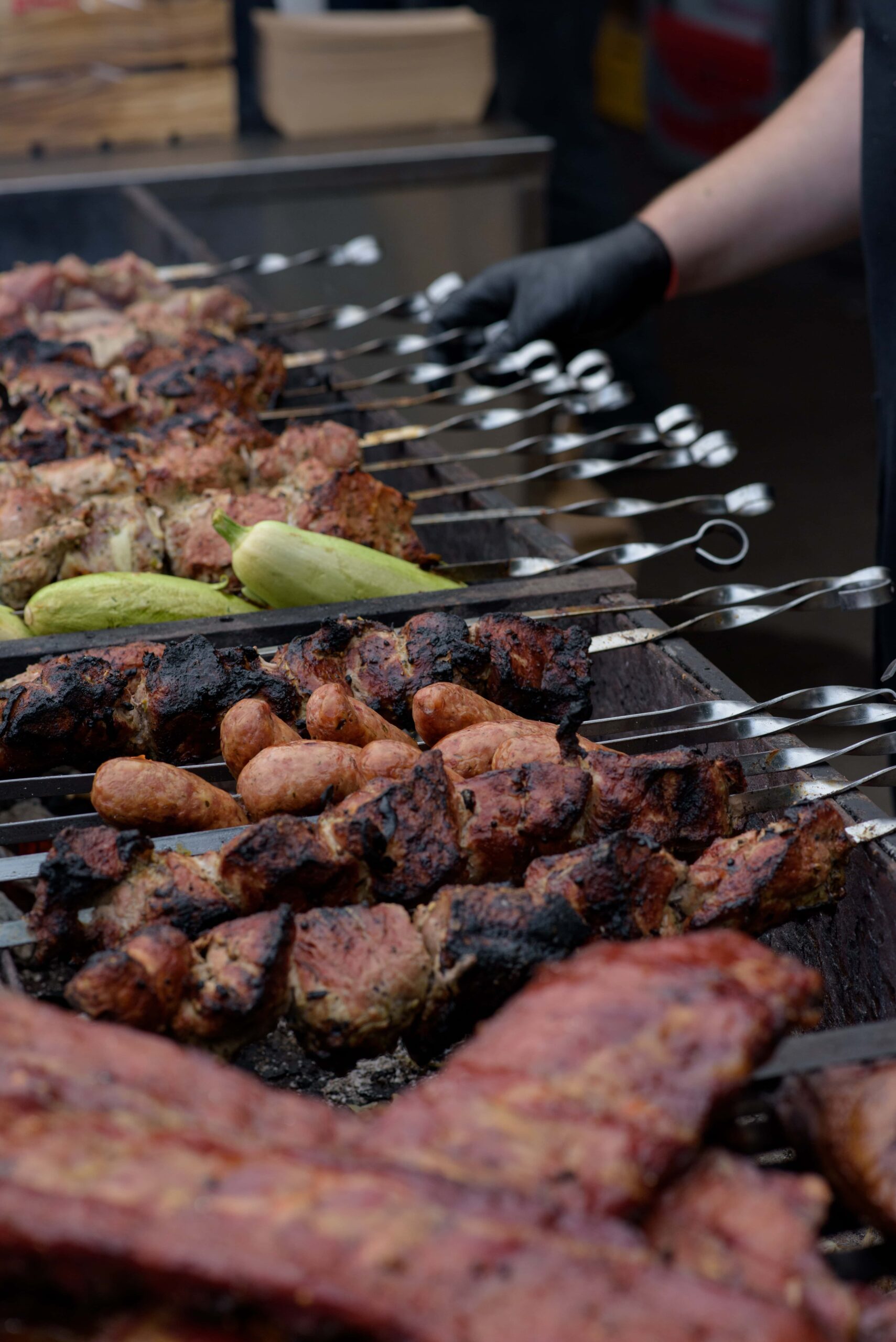 Gegrillte Fleischspieße auf Kohlegrill beim BBQ Catering Mainz