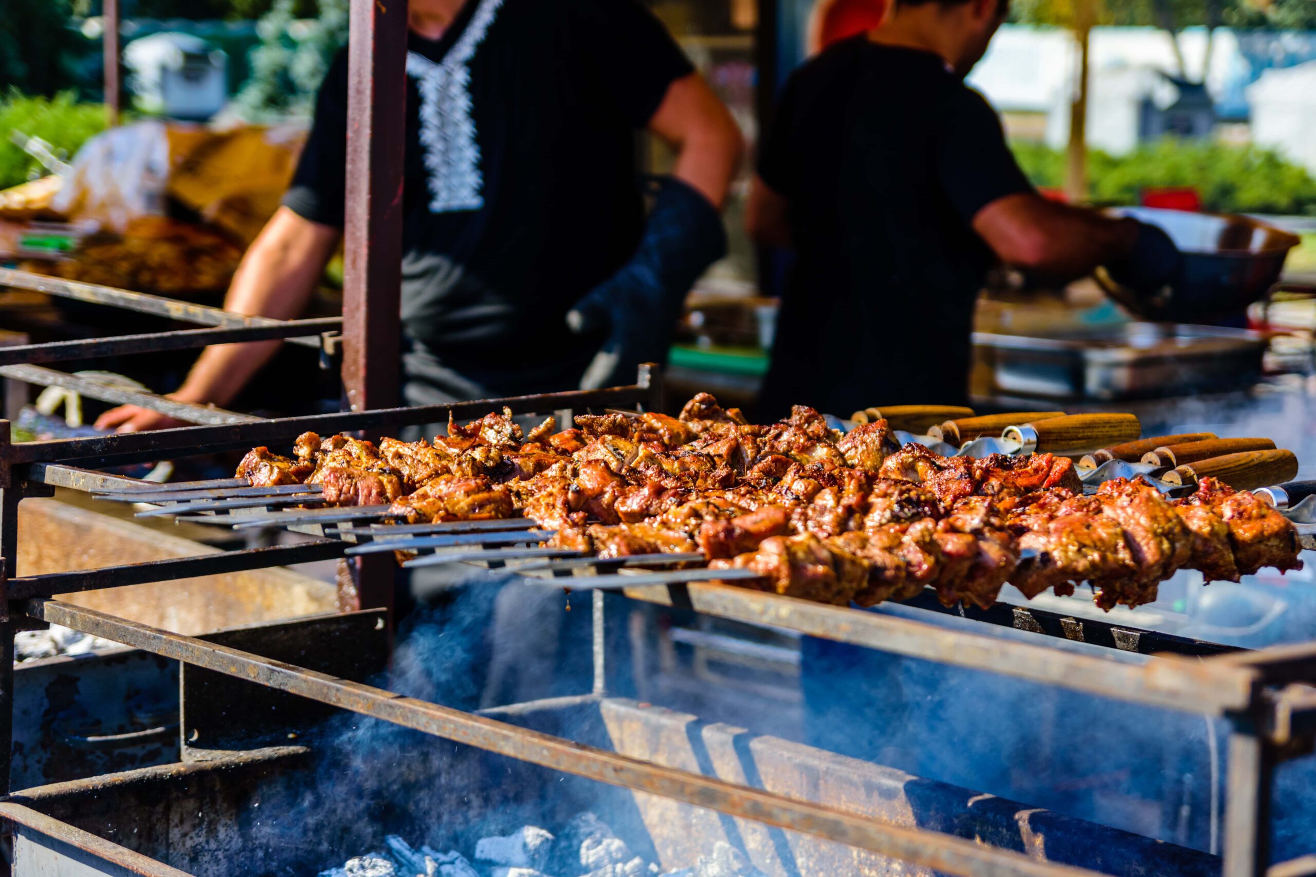 Fleischspieße auf Holzkohlegrill beim Live BBQ Catering in Mainz