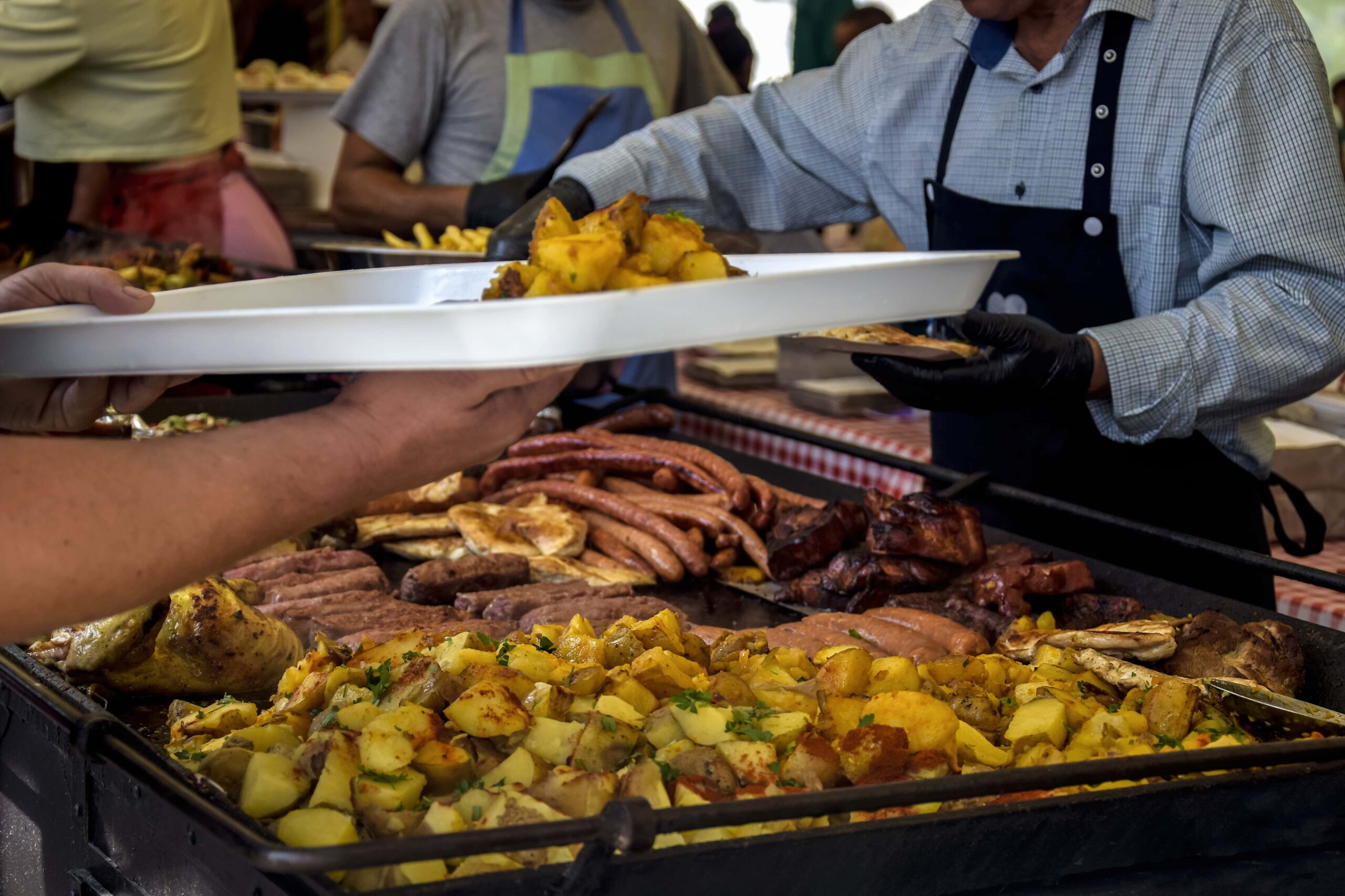 Grill Catering mit Buffet und Fleischausgabe bei Event in Mainz